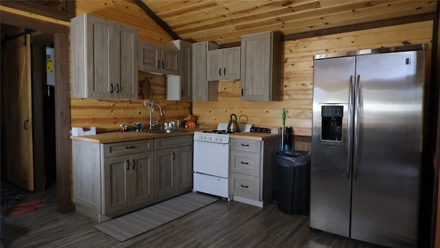 kitchen featuring vaulted ceiling, dark hardwood / wood-style floors, stainless steel refrigerator with ice dispenser, sink, and white range