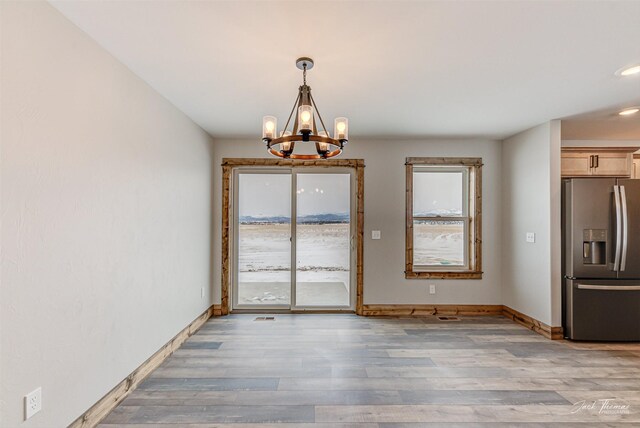 spare room featuring hardwood / wood-style flooring, a barn door, and ceiling fan