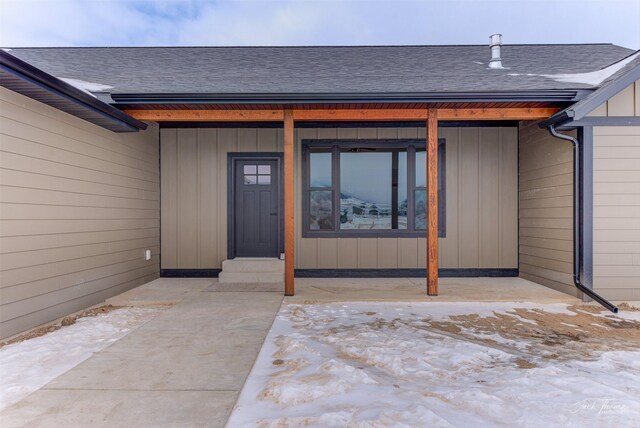 view of front facade with a garage, a mountain view, and cooling unit