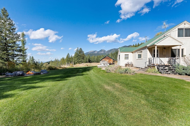 view of yard with a mountain view