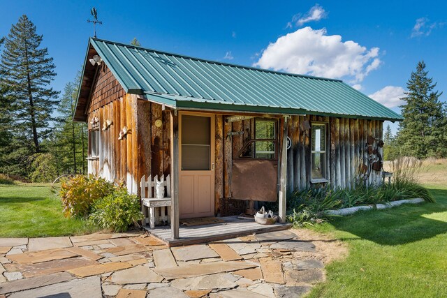 view of outdoor structure with a yard