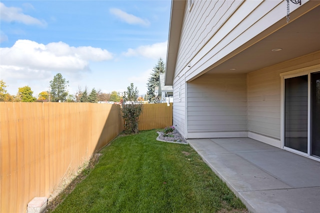 view of yard featuring a patio