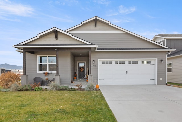 view of front of home featuring a front lawn and a garage