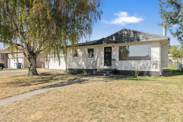 view of front of home featuring a front yard and a garage