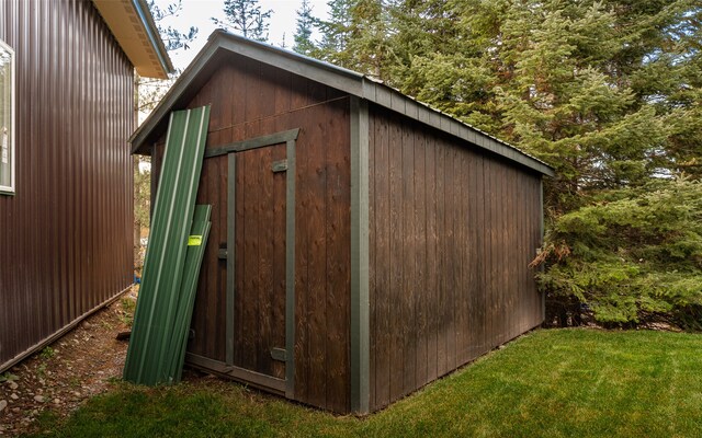 view of outdoor structure featuring a yard