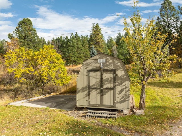 view of outdoor structure with a yard