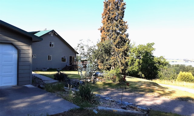 view of yard with a garage