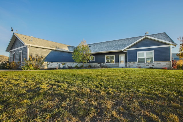 ranch-style house featuring a front yard