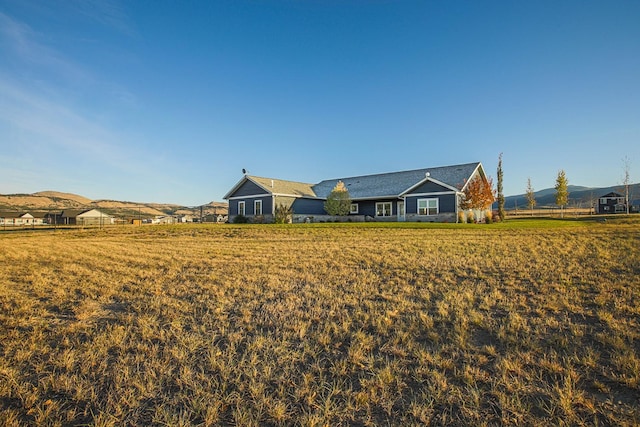 view of front of property with a front lawn and a mountain view