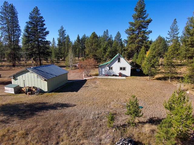 view of yard featuring an outdoor structure