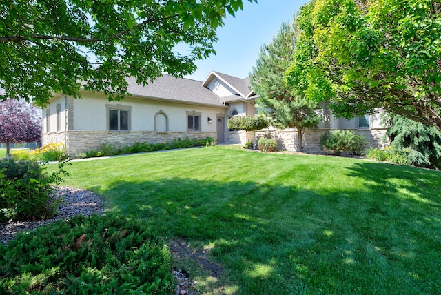 view of front of house featuring a front yard