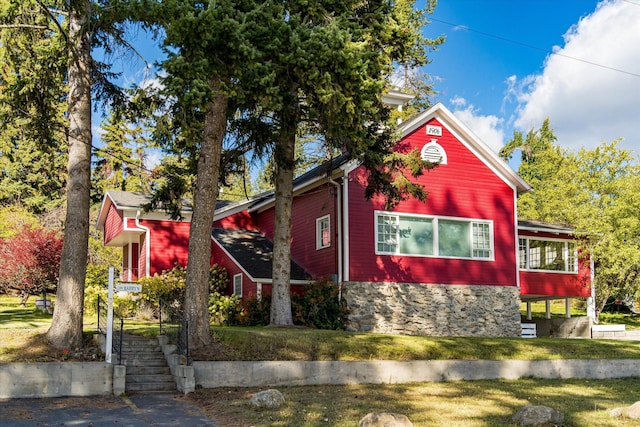 view of front of property featuring a front lawn