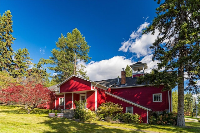 view of front of property featuring a front yard