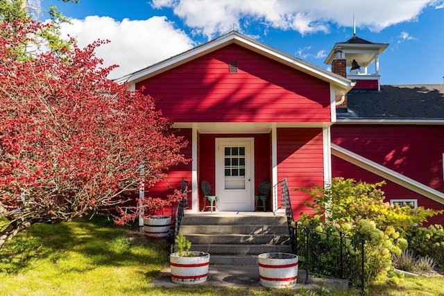 exterior space featuring a front yard