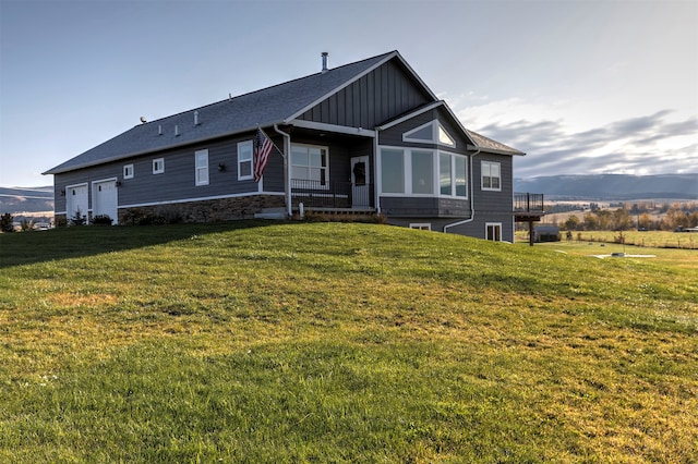 view of front of home featuring a mountain view and a front yard