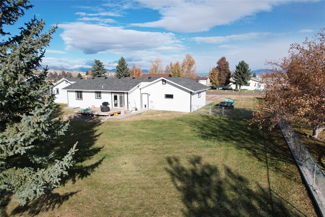 view of yard featuring a patio area