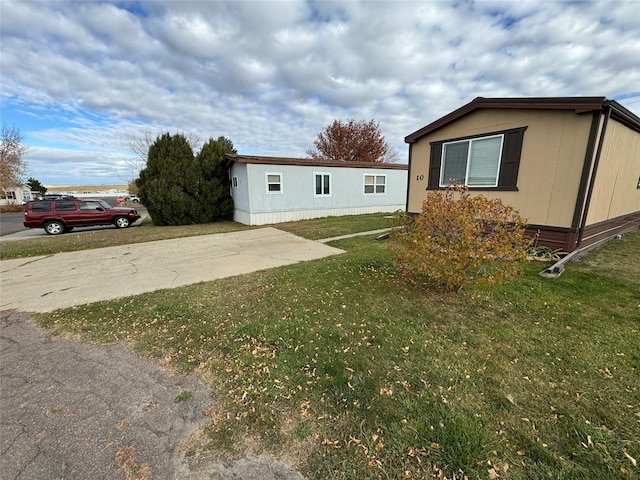 manufactured / mobile home featuring a front yard