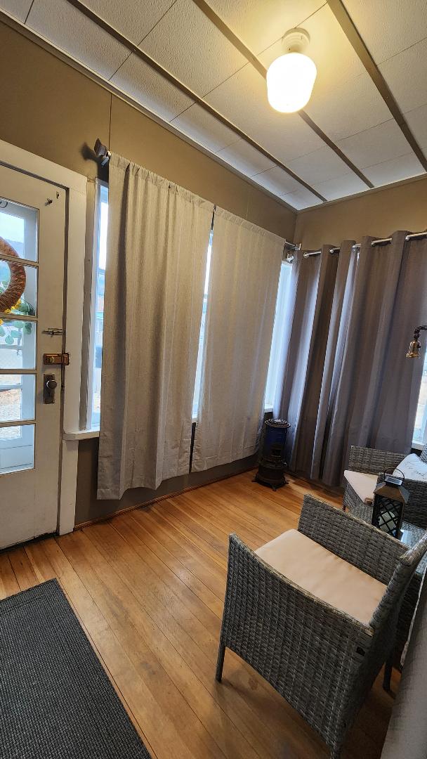 sitting room with light hardwood / wood-style floors