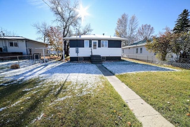 view of front of house featuring a front lawn