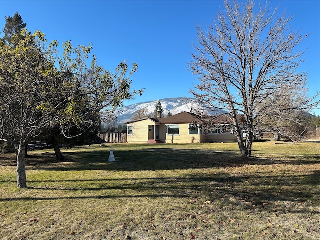 view of yard featuring a mountain view