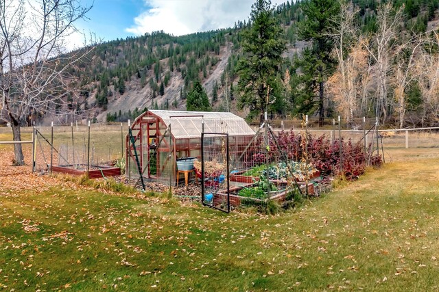 view of yard with a mountain view and an outdoor structure