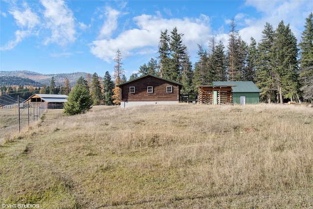 view of yard featuring a mountain view and an outdoor structure