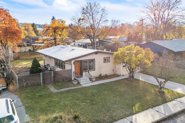 view of front of house featuring a front lawn