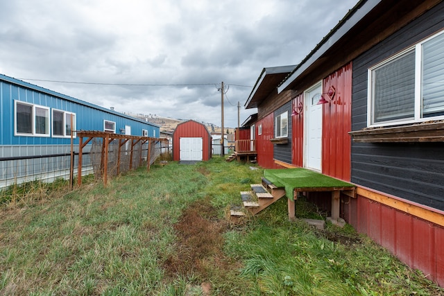 view of yard featuring a storage unit