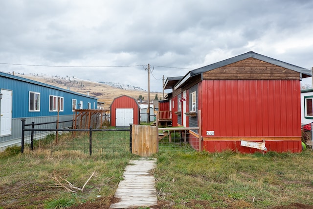 view of yard with a shed