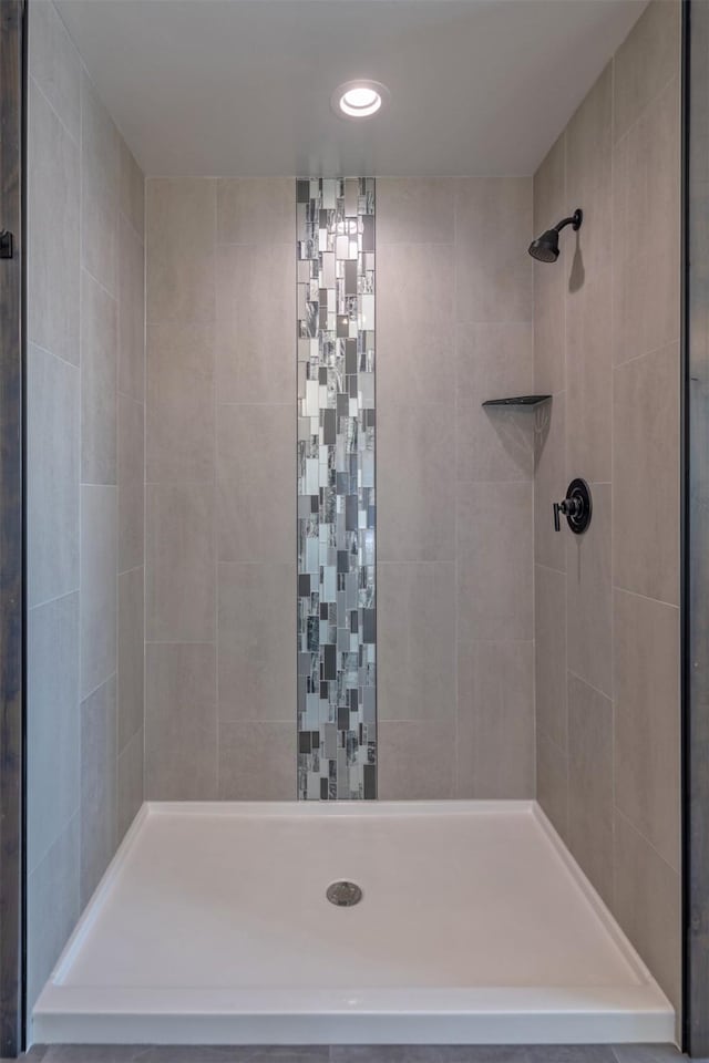 bathroom featuring tiled shower