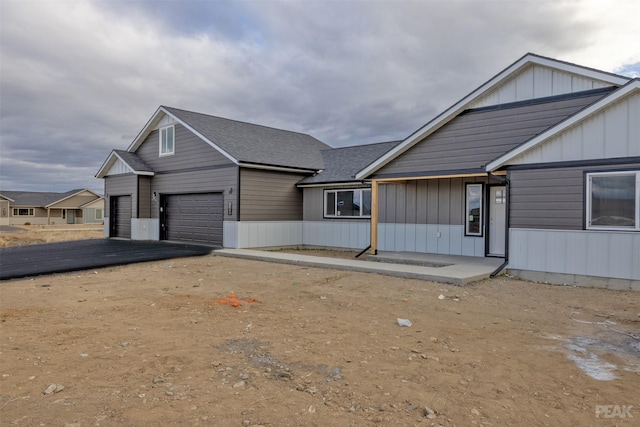 view of front facade featuring a garage