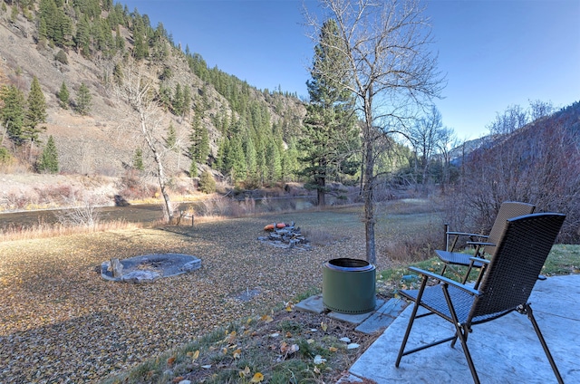 view of yard with a mountain view