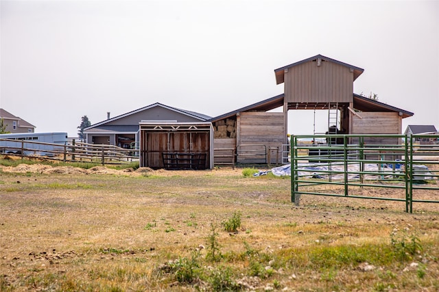 view of yard with an outbuilding