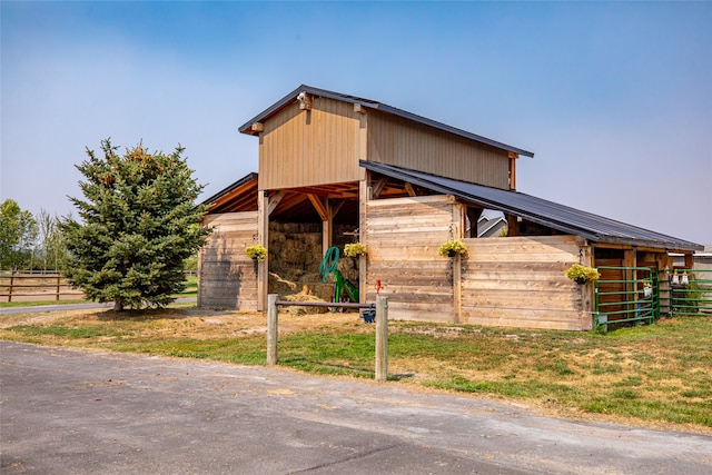 view of front of property with an outdoor structure