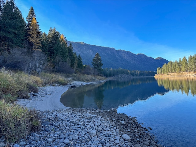 water view featuring a mountain view