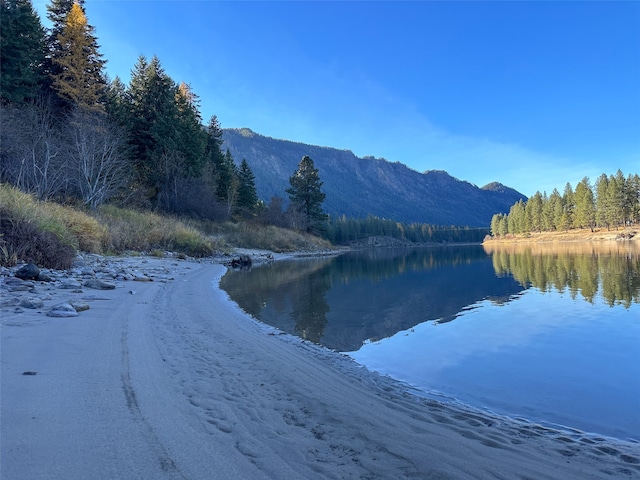 water view with a mountain view