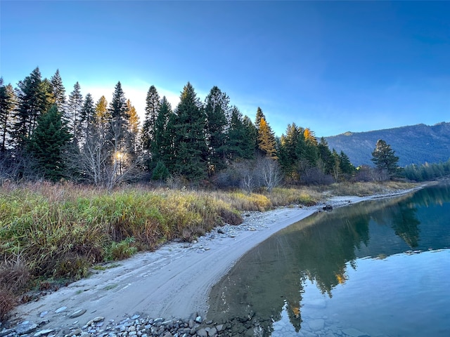 water view with a mountain view