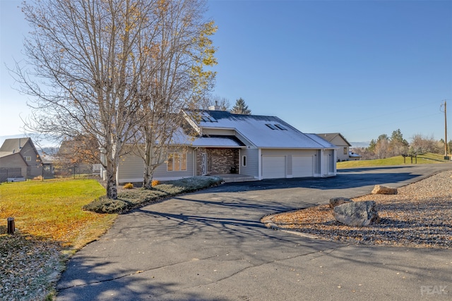 view of front facade featuring a garage and a front yard