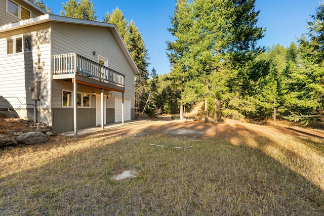 view of yard featuring a garage