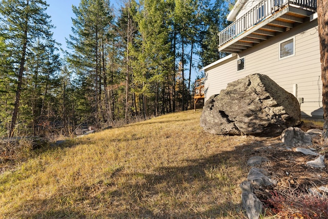 view of yard featuring a balcony