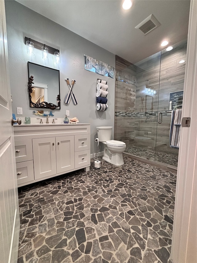 bathroom featuring tiled shower