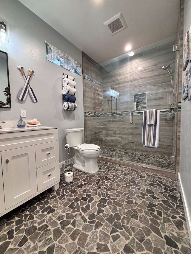 bathroom featuring a tile shower