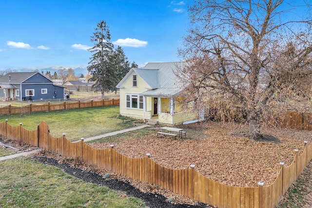 view of front of house featuring a front yard