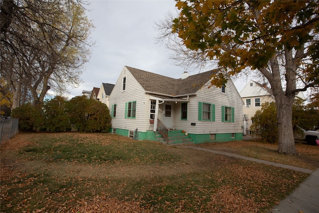 view of front facade featuring a front lawn