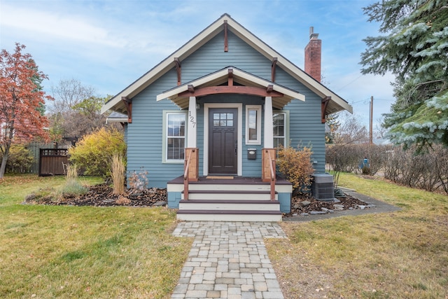 bungalow featuring a front lawn