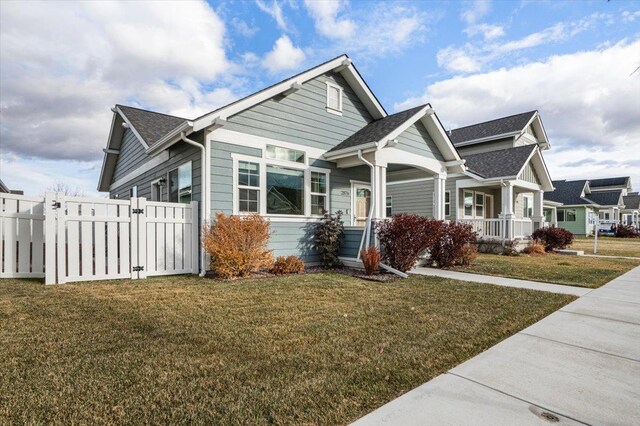 view of front of property featuring a porch and a front yard