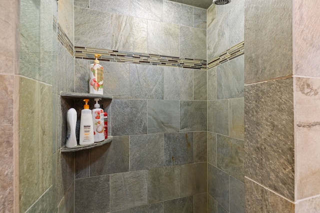 bathroom featuring tiled shower