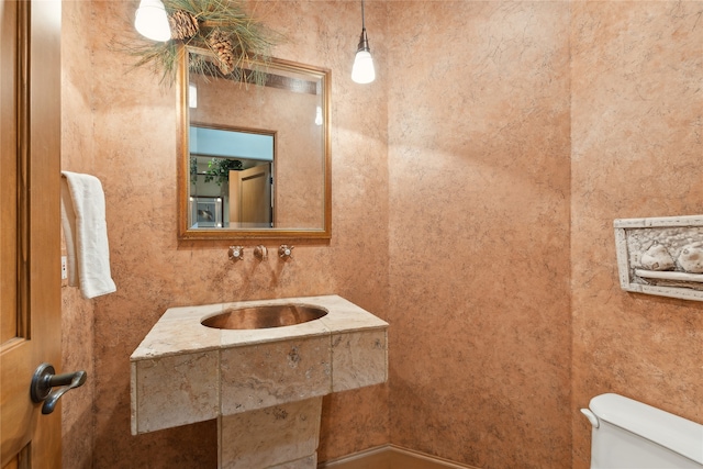 bathroom featuring toilet and sink