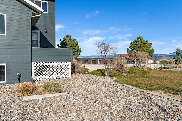 view of yard featuring a mountain view