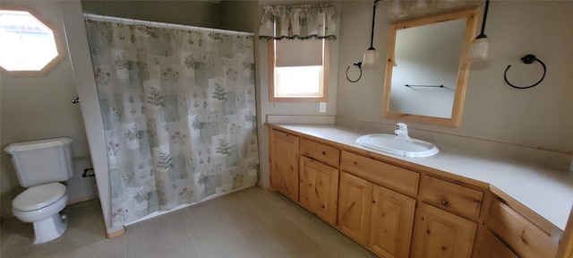 bathroom with curtained shower, toilet, and vanity